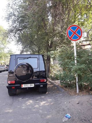 Парковка в зоне действия «Остановка запрещена» на Тыныстанова-Горького. Фото от 20 июля