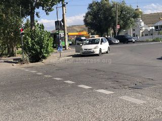 Парковка на перекрестке на Токомбаева-Нуркамала. Фото от 24 июля