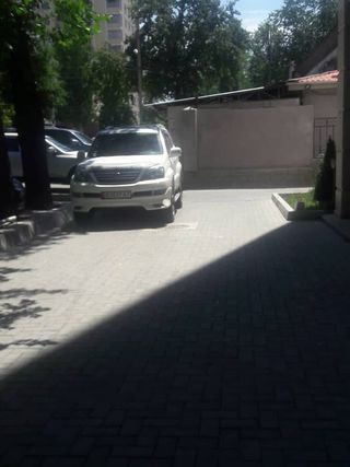 Парковка на тротуаре на Горького-Тыныстанова. Фото от 25 июля
