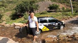 «Фит» из «Яндекс Такси» заехал в речку и моет машину. Видео и фото