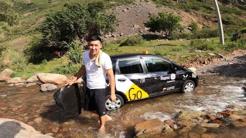«Фит» из «Яндекс Такси» заехал в речку и моет машину. Видео и фото