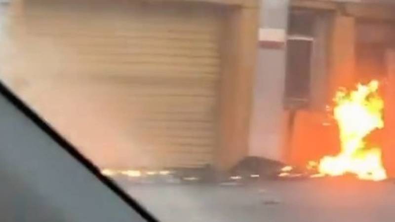 Момент пожара на автомойке попал на видео