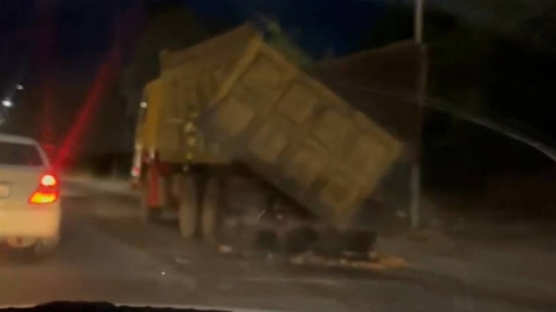 Когда УПСМ уберет грузовик на Алматике, под который залетел «Фит»? Видео горожанина