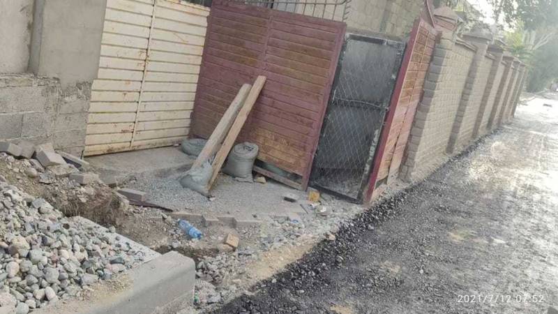 На ул.Ажыбек Баатыра после ремонта не будет части тротуара из-за забора местного жителя. Фото горожанина