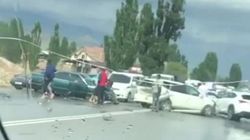На Иссык-Куле произошло ДТП с участием 3 машин. Видео
