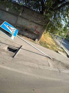 На перекрестке П.Лумумбы-Джамгырчинова лежит дорожный знак