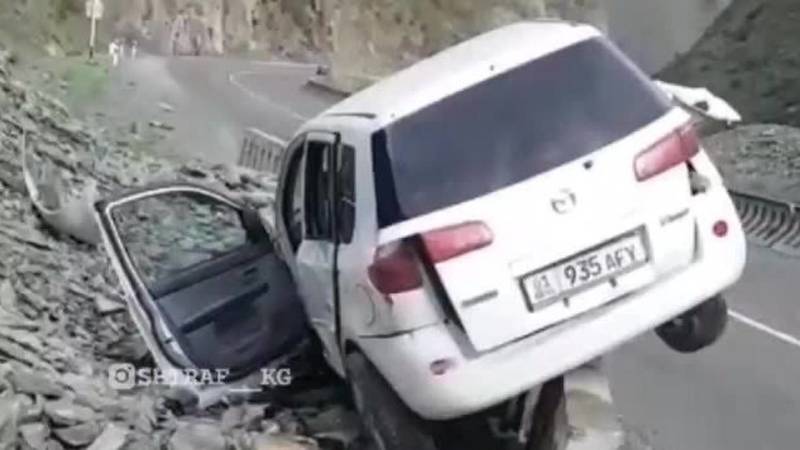 «Мазда» вылетела за ограждение на дороге Ош-Бишкек. Видео