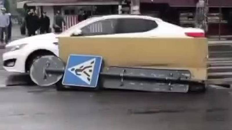 На Алматинке упал дорожный знак. Видео