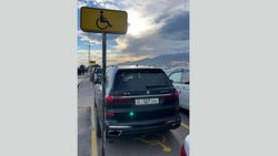 «БМВ» припарковали на парковочном месте для инвалидов, - очевидец