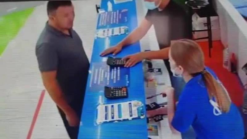 Мужчина с силой швырнул калькулятор в сотрудницу детского парка. Видео