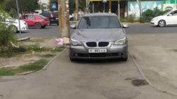 На Салиевой-Лермонтова «БМВ» припарковали на тротуаре. Фото