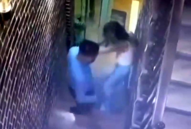 В караоке-клубе девушка слетела с лестницы после удара локтем мужчины. Видео