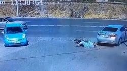 На Льва Толстого мотоциклист врезался в «Камри». Момент аварии попал на видео