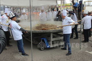 Как готовили самый большой бешбармак в мире? Книга рекордов Гиннеса опубликовала зрелищное видео с массовой готовки