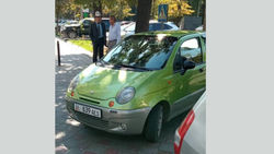На ул.Турусбекова две машины припарковались на тротуаре. Фото