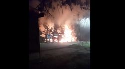 На улице Каралаева в 4 мкр ночью сгорело кафе