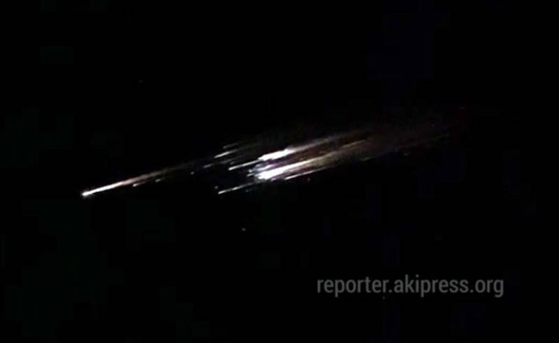 В небе над Бишкеком пролетели светящиеся объекты. Видео