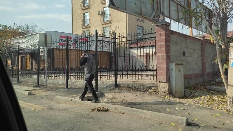 На Жукеева-Пудовкина огородили новый тротуар. Фото