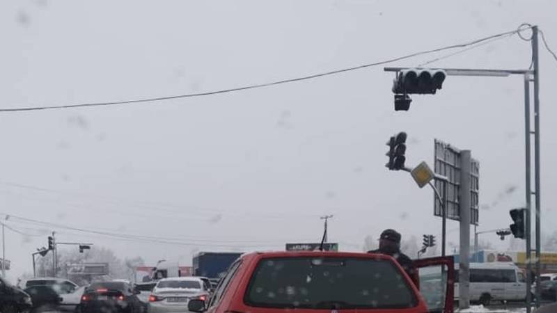 На ул.Алма-Атинской затор из-за неработающего светофора. Фото