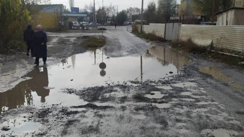 Жительница Оша жалуется на состояние дороги в мкр Анар. Видео и фото