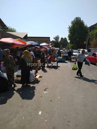 В районе рынка «Тешик-Таш» в Оше продавцы организовали стихийную торговлю (фото)