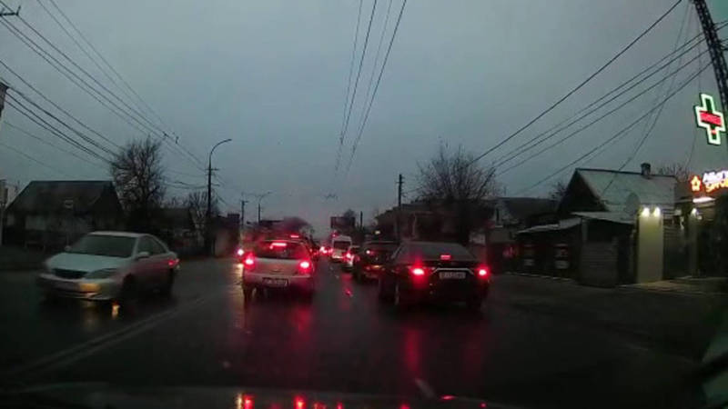 «Лексус» и «Камри» проехали на красный на Ахунбаева. Видео