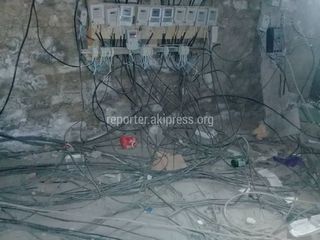 В доме №40 на улице Абакир уулу Торобека в Оше до сих пор висят оголенные провода