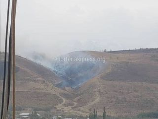 В горах недалеко от Беш-Кунгея сгорело сухотравие