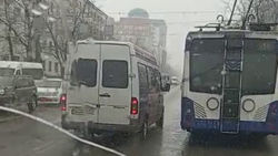 Троллейбусы №11 систематически поворачивают со второго ряда на Айтматова. Видео горожан