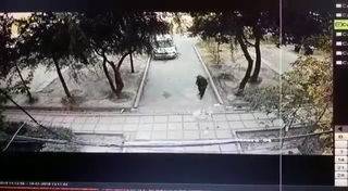 Бессовестный мужчина вновь выбросил мусор на тротуар в 5 мкр (видео)