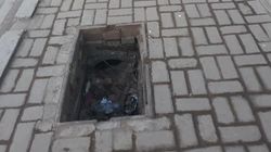 На тротуаре на Малдыбаева нет решетки ливнеприемника. Фото