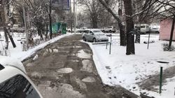 Бишкекчанин жалуется на состояние дороги около домов на Ахунбаева. Фото