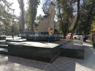 Памятник Калыка Акиева загрязнен