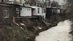 Кафе на Торокула Айтматова бросают мусор на берег речки Аламедин. Видео и фото горожанина