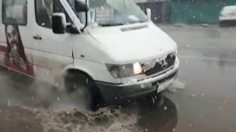 В Тунгуче из-за дождя и снега затопило участок улицы Анкара. Видео