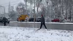 Мужчина шел по проезжей части Южной магистрали, создавая аварийную ситуацию. Видео