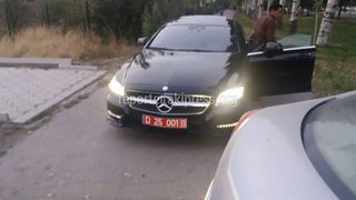Езда по тротуару на пересечении улиц Токомбаева и Жукеева-Пудовкина