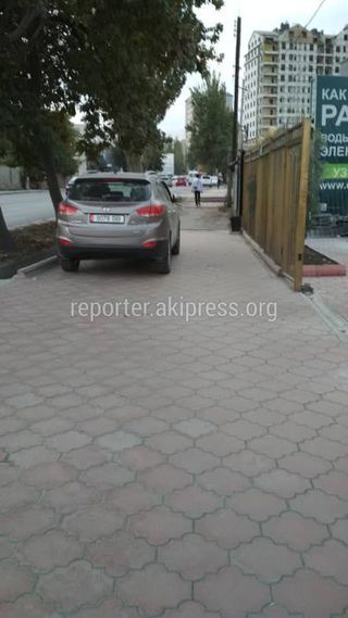 Парковка на тротуаре на Курманжан Датки- Ереванской