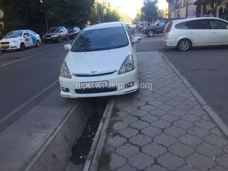 Парковка на тротуаре на Уметалиева-Боконбаева