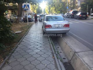 Парковка на тротуаре на Уметалиева-Боконбаева