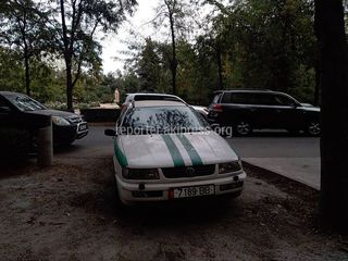 Парковка на газоне на улице Исанова