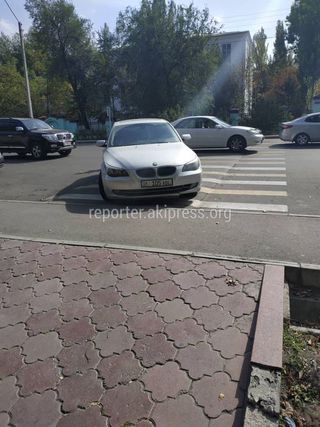 Парковка на пешеходном переходе на улице Боконбаева