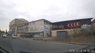На Джамгырчинова-Пишпекской повредили дорожный знак
