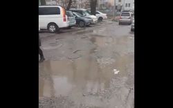 Житель мкр Тунгуч жалуется на разбитые дороги