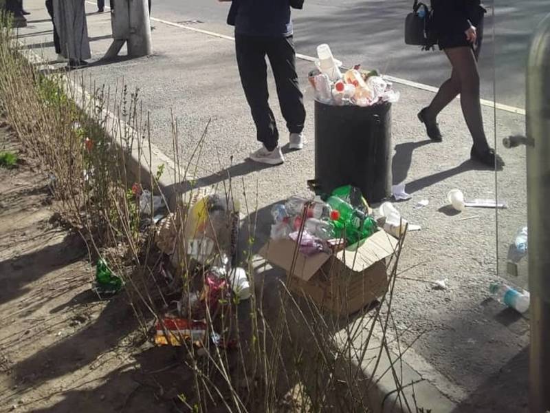 Неубранный мусор на Боконбаева-Манаса. Фото