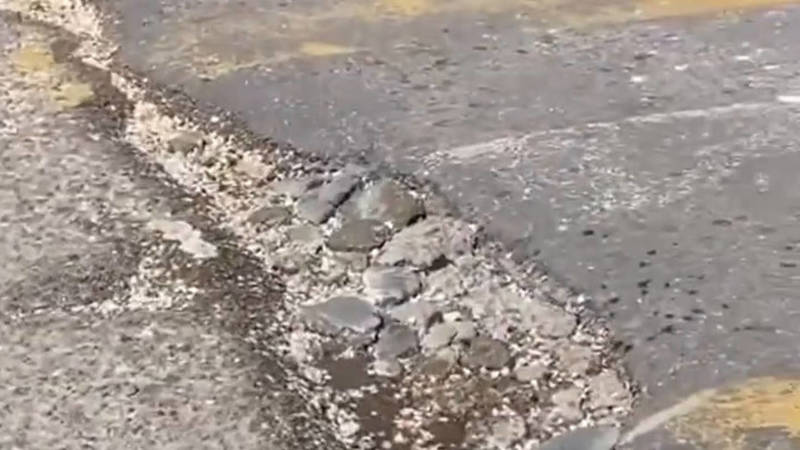 Горожанин жалуется на яму на дороге по Токтогула-Гоголя. Видео