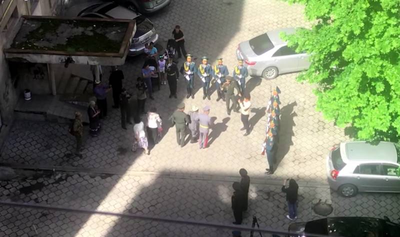 В бишкекском дворе военный оркестр поздравил ветерана ВОВ. Видео