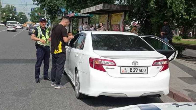 Четыре водителя были оштрафованы на 1000 сомов за парковку на остановке возле ЦУМа, - УПСМ