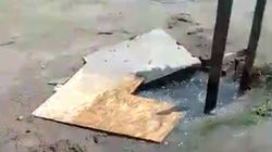На Ахунбаева прорвало трубу, вода топит дома. Видео