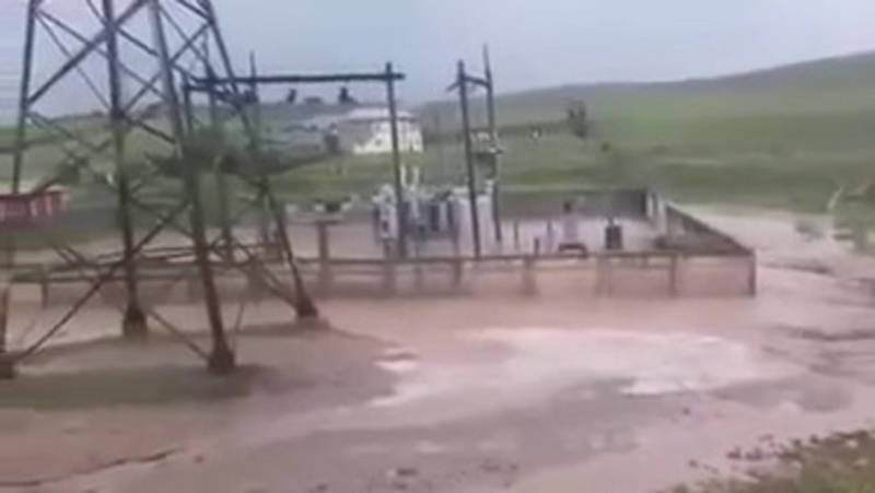 Сели затопили подстанцию в Оше. Видео